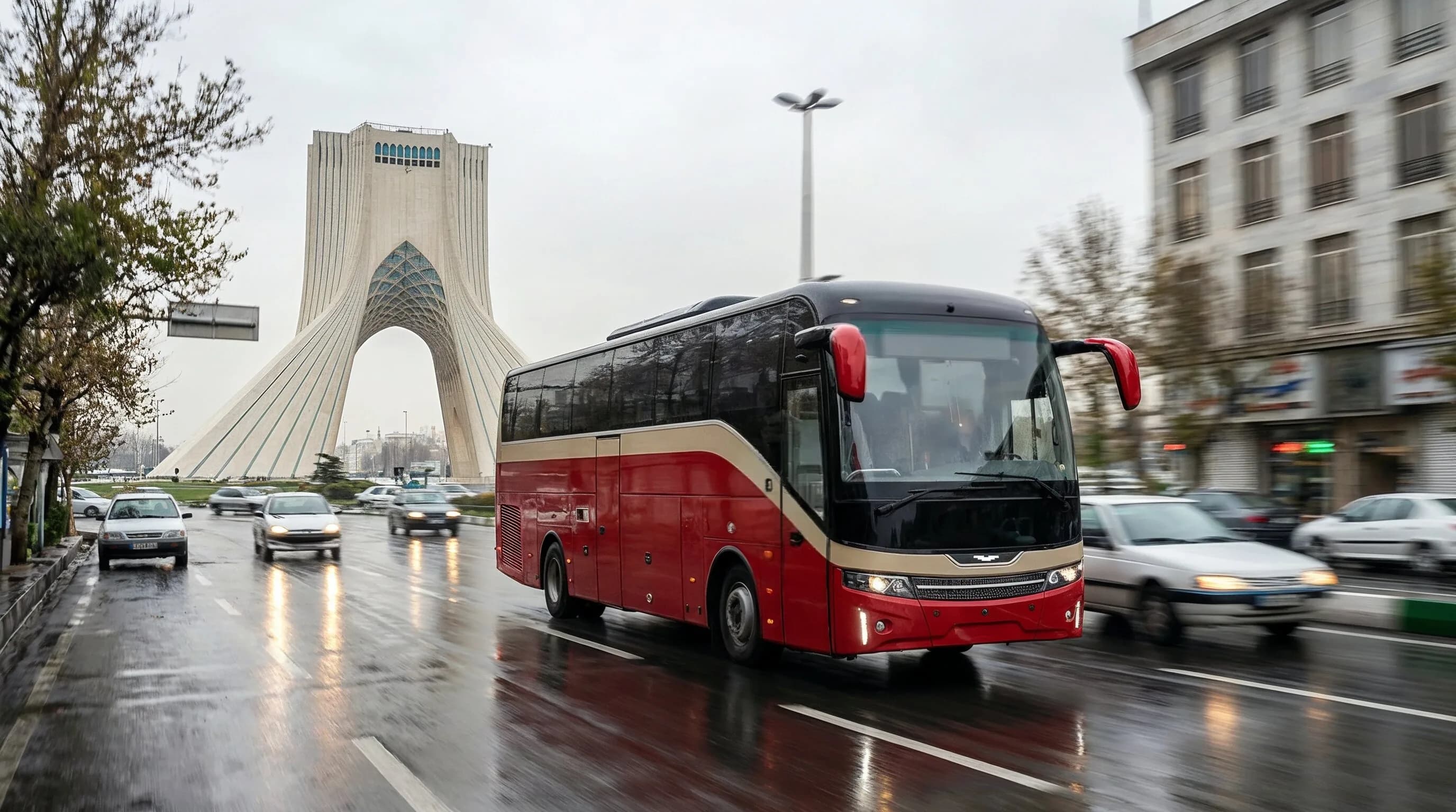 اتوبوس بین‌شهری ققنوس در حال حرکت روی جاده‌ی باز